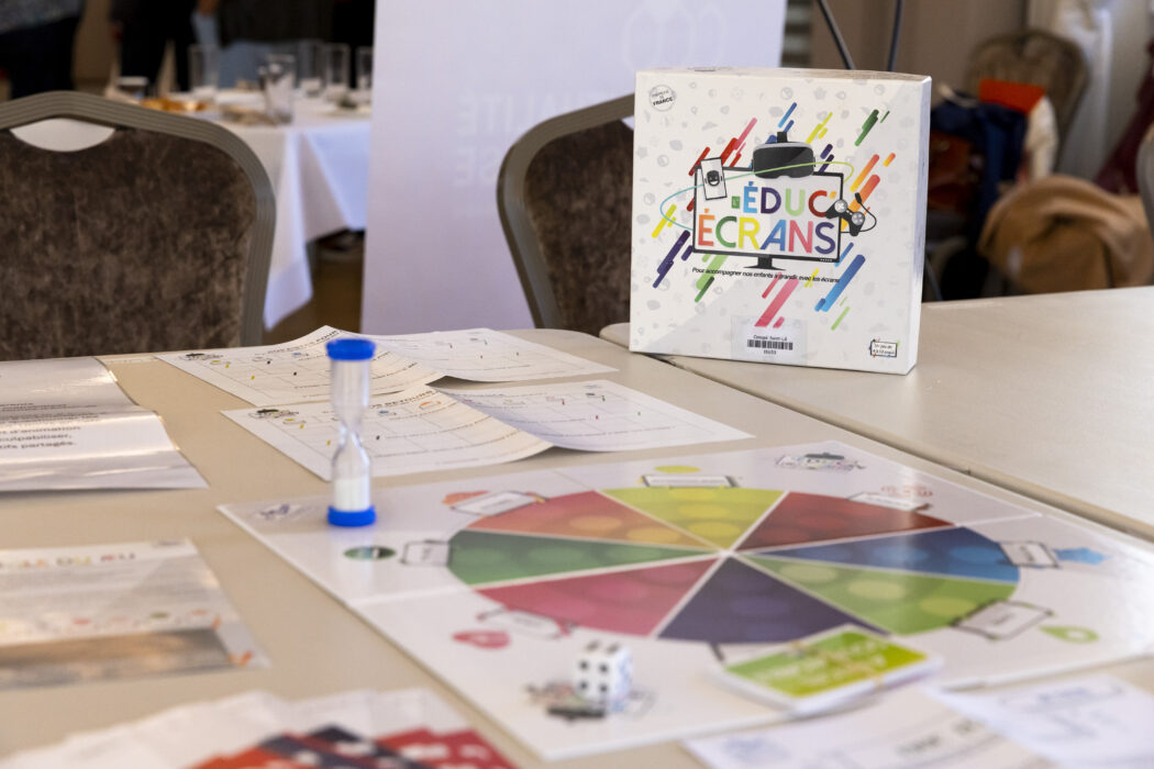 Boîte du jeu L'Éduc'Écrans, outil ludique pour accompagner les enfants face aux écrans