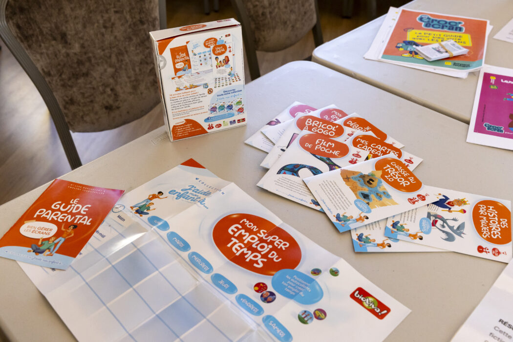 Guide parental et fiches d'activités pour bien gérer le temps d'écran en famille