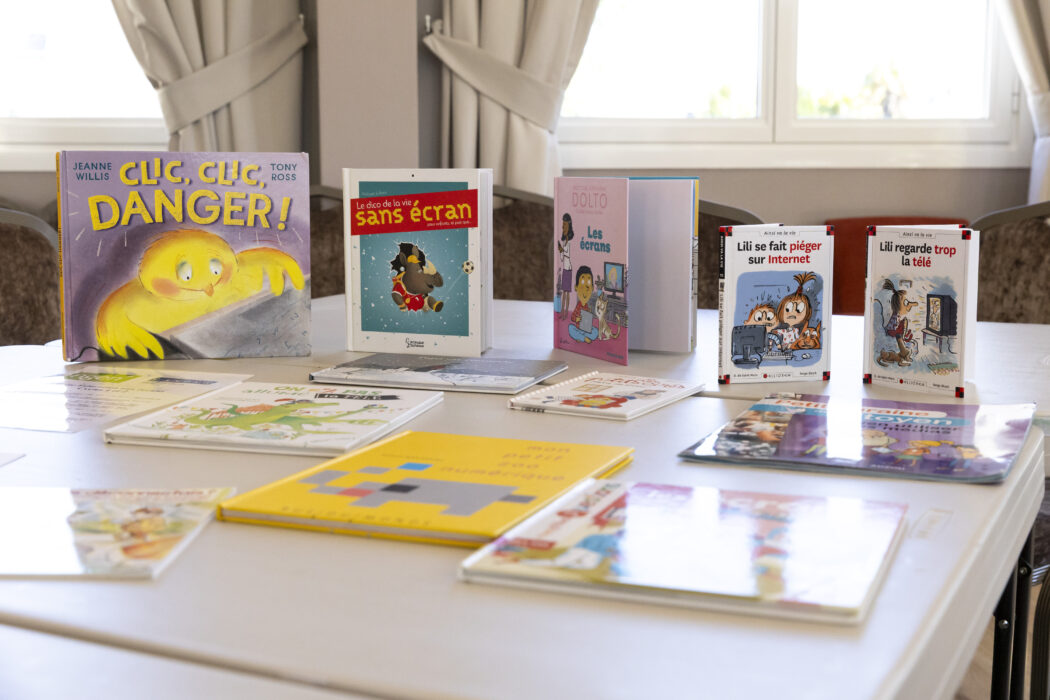 Sélection de livres jeunesse sur les écrans et Internet présentée lors du colloque petite enfance