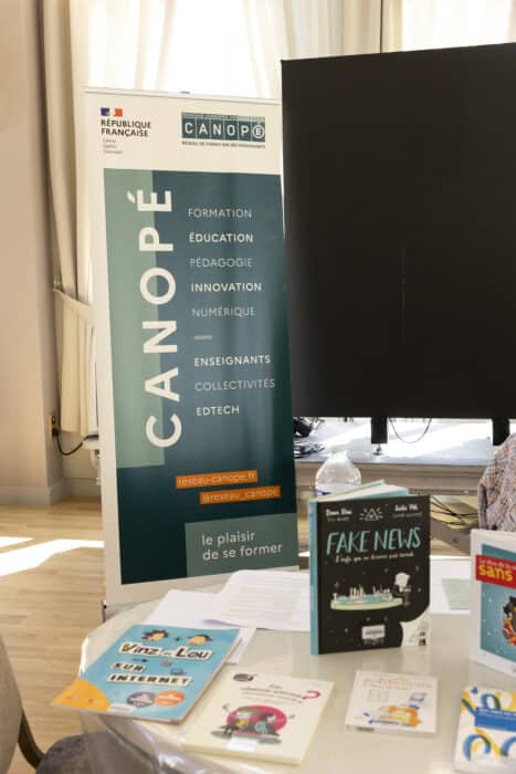 Stand Canopé au colloque sur les écrans et la petite enfance, avec le livre Fake News et le jeu Vinz et Lou sur Internet