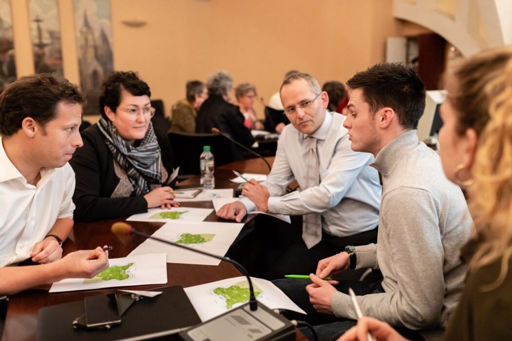 Personnes qui échangent dans le cadre du CODEV