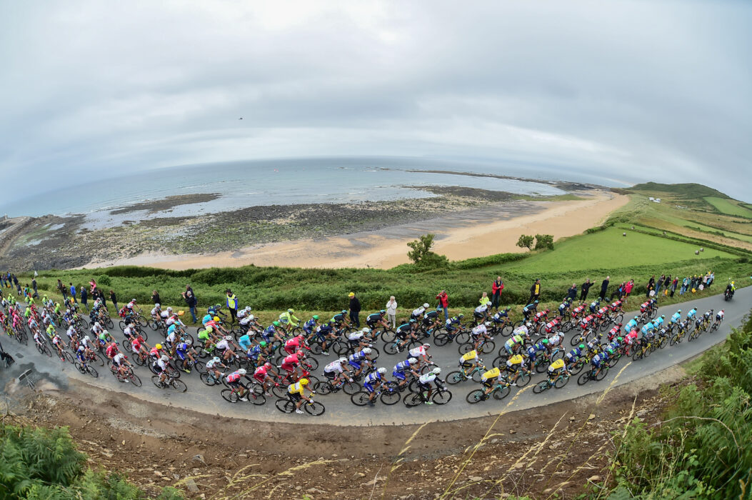 Le peloton du Tour de France en bord de mer
