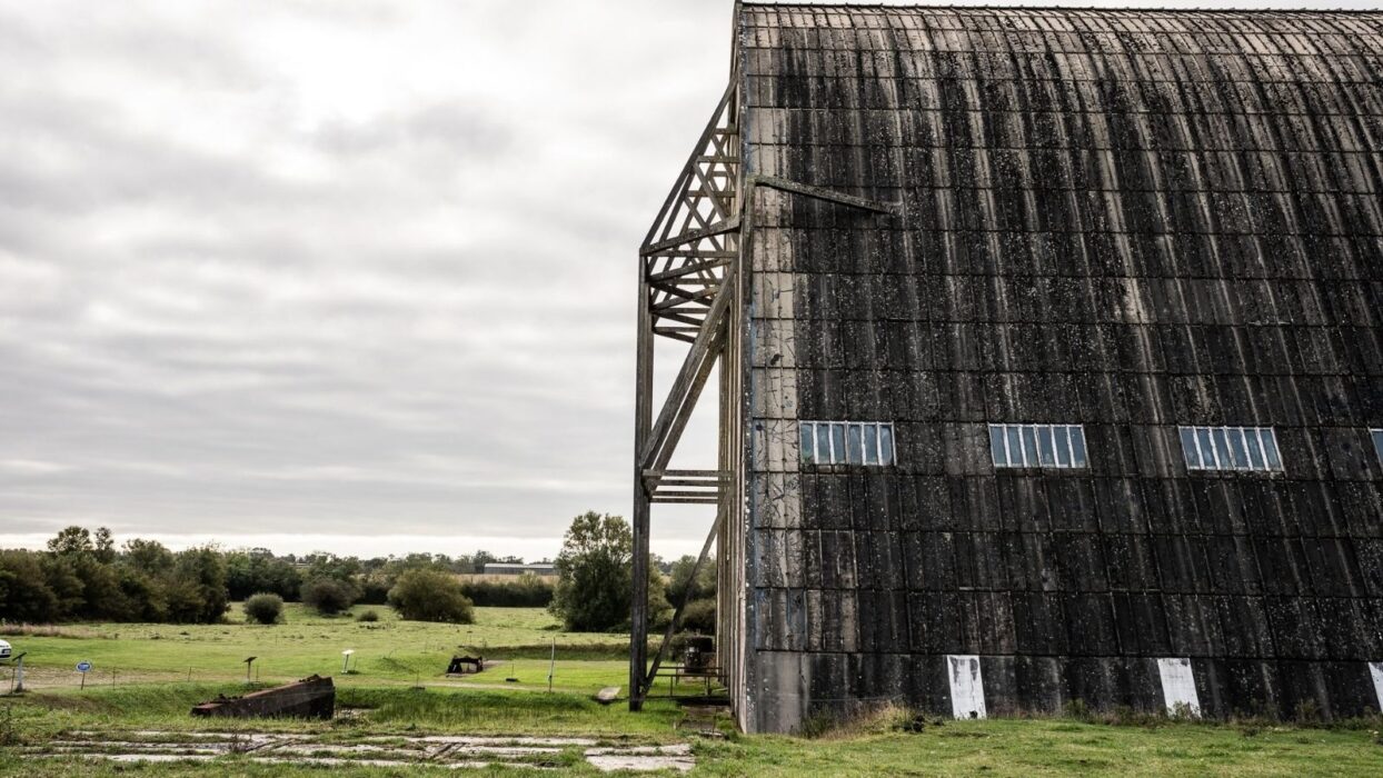 Vue de profil du hangar à dirigeables d’Écausseville