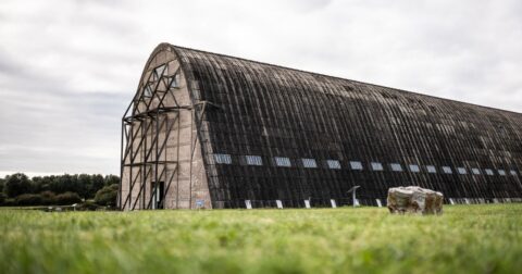 Vue extérieure du hangar à dirigeables d’Écausseville dans le paysage du Cotentin