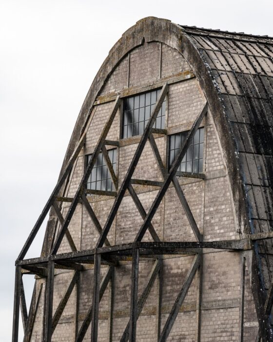 Vue extérieure, sur la façade du hangar à dirigeables d’Écausseville